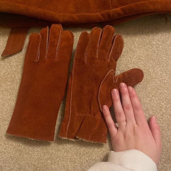 Vintage Genuine Leather Heavy faux fur-lined coat with matching gloves - Picture 8 of 8